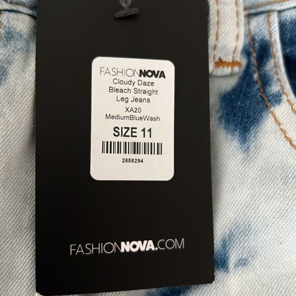 NWT SIZE 11 CLOUDY DAZE BLEACH STRAIGHT LEG JEANS - Picture 3 of 10